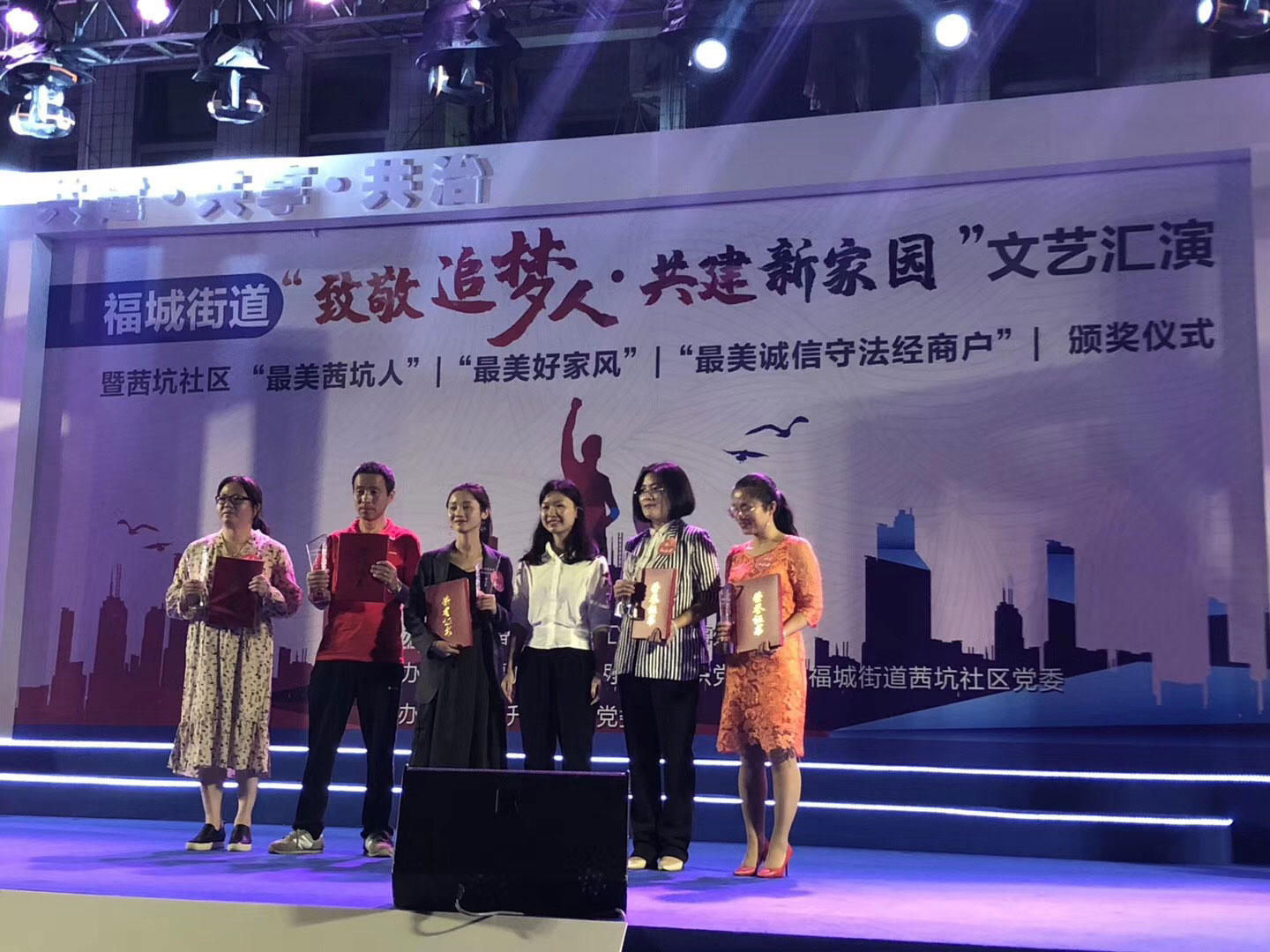 蜜桃在线视频精品两位丽人代表荣获“最美女性”称号