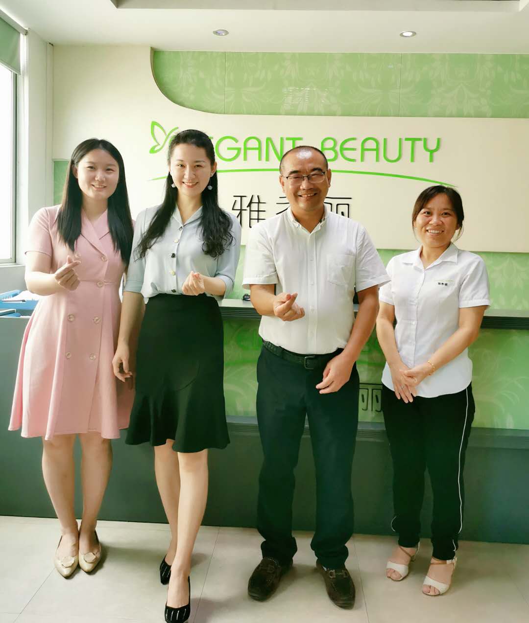 龙华区工商联（总商会）秘书处走访深圳蜜桃在线视频精品化妆用品有限公司