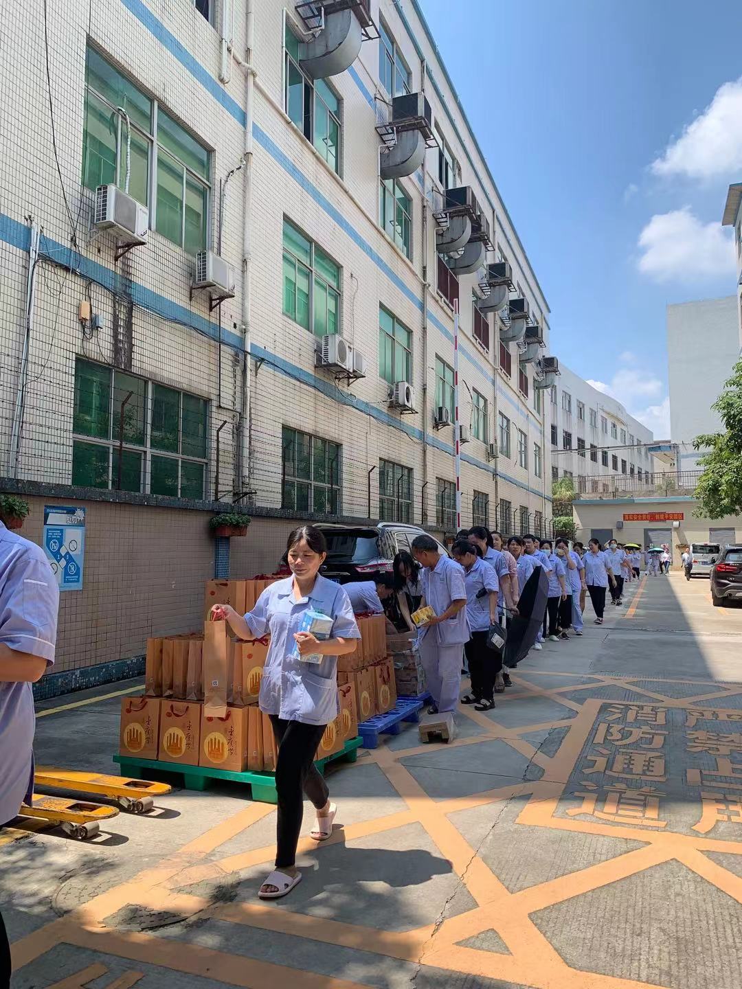 蜜桃在线视频精品化妆用品（深圳）有限公司预祝大家度过一个平安祥和、喜庆欢乐的中秋假期！
